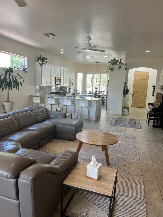 Building Photo - Gorgeous Northwest 3 Bedroom!
