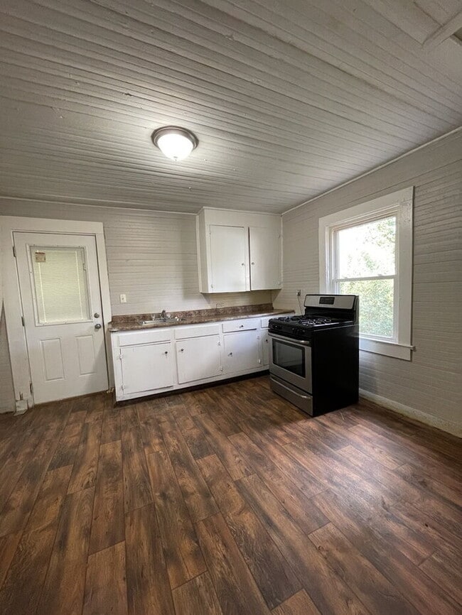 Building Photo - 419 Douglas St