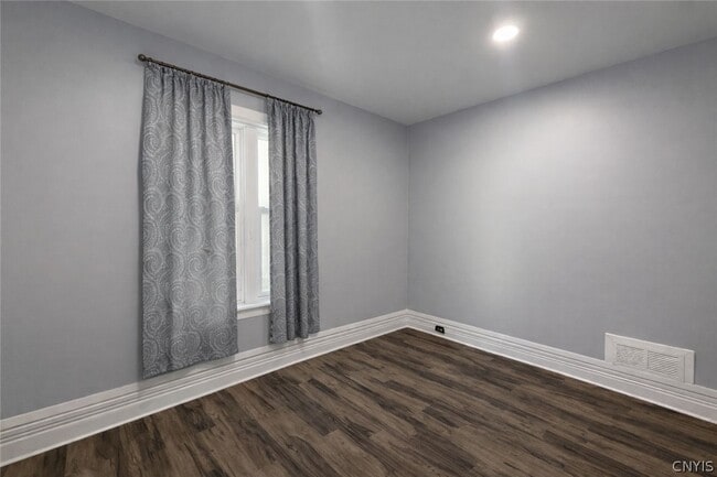 Building Photo - 15 School St