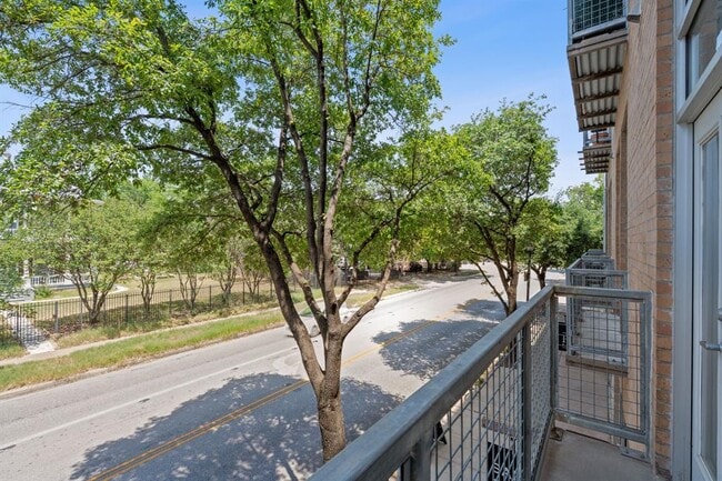 Building Photo - 1601 E Cesar Chavez St
