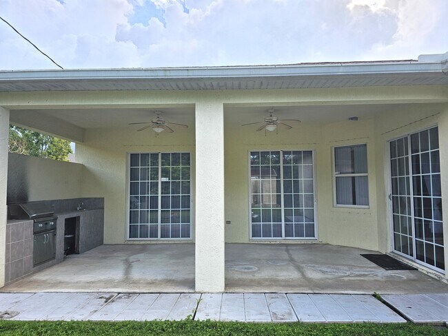 Building Photo - 414 SW Cherryhill Rd