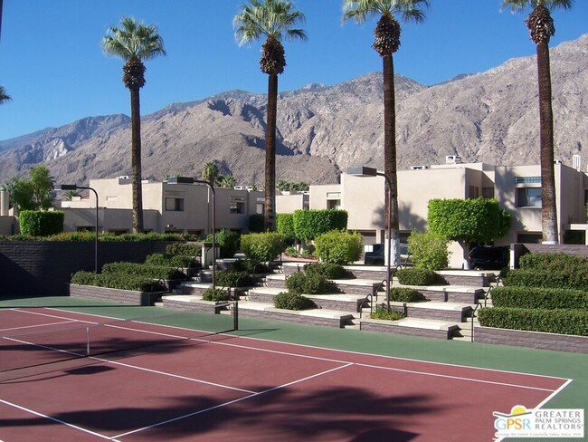 Building Photo - 882 Village Square N