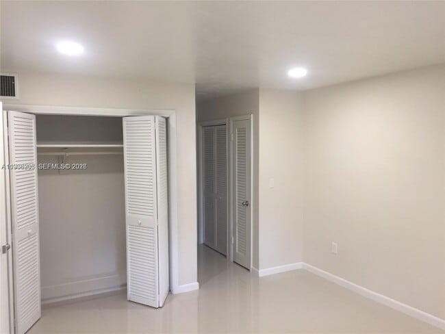 Building Photo - 1550 NE 191st St