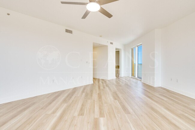 Building Photo - Breathtaking 3 Bedroom Daytona Beach Shore...