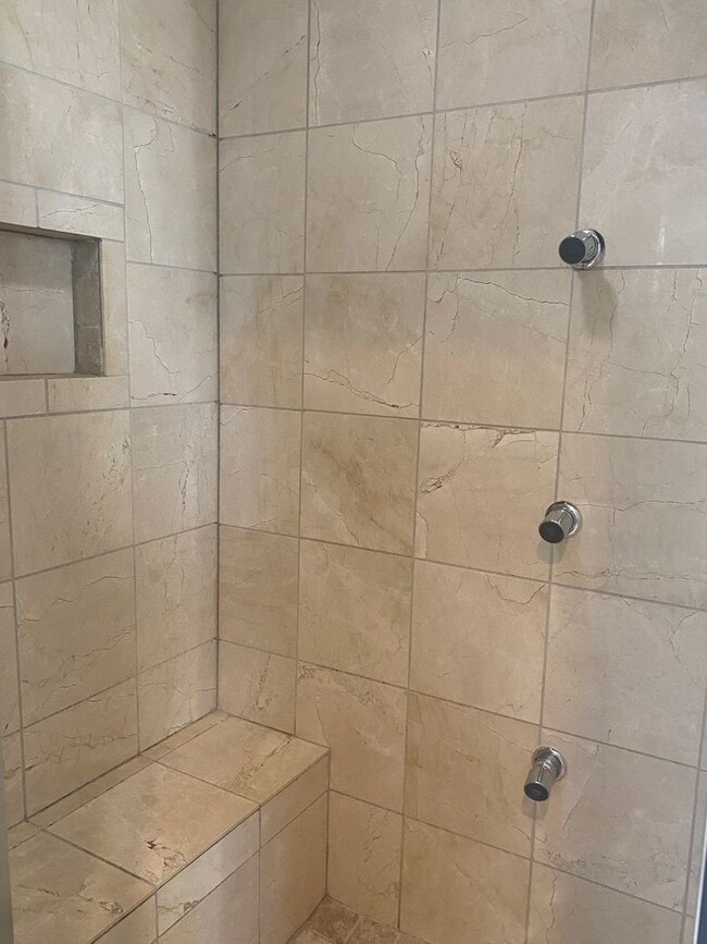 Building Photo - Vanderbilt Place - Wonderful Location 3 bedrooms/3 1/2 baths