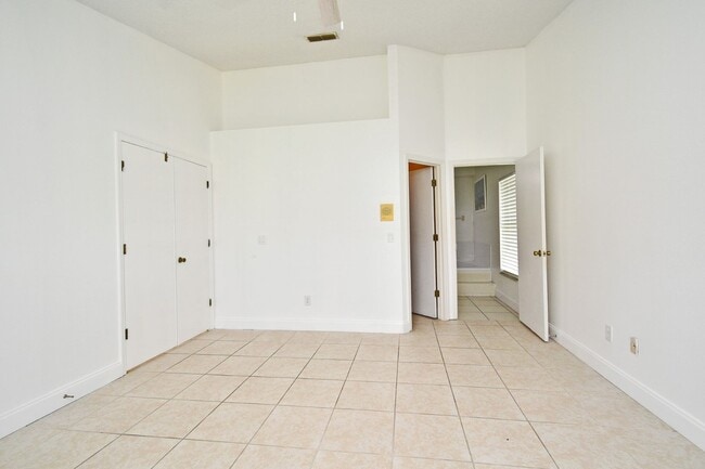 Building Photo - 1,850 Sq Ft 3-Bed, 2-Bath Orlando Home – Lawn Care Included & Fully Updated!