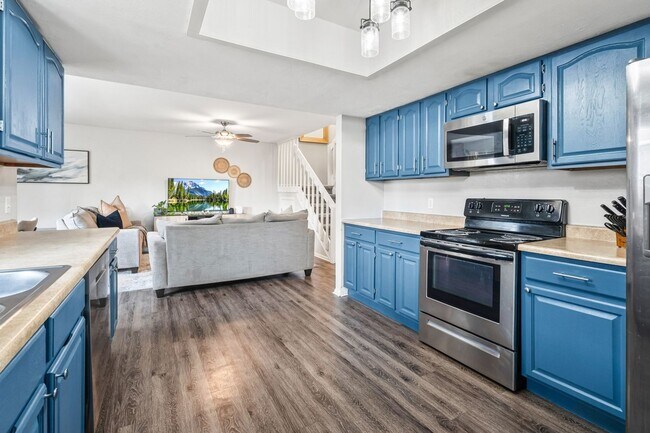 Building Photo - Spacious 3 Bedroom Townhouse-Style Condo N...