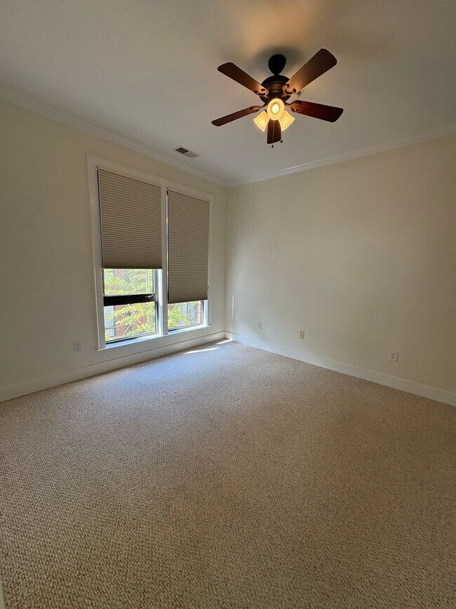 Building Photo - 1 Bedroom 1 Bath Condo Downtown Greenville...