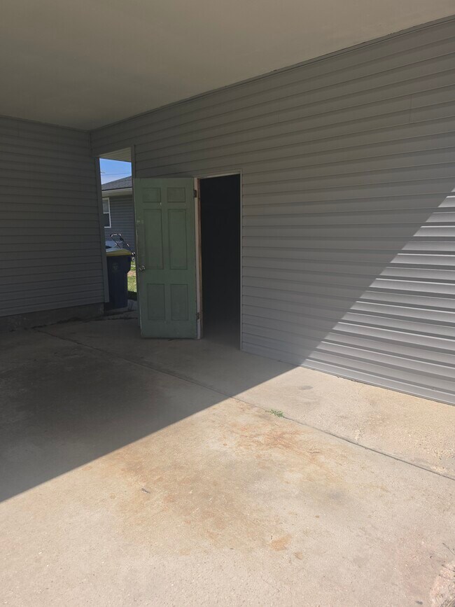 Building Photo - 745 River Rd