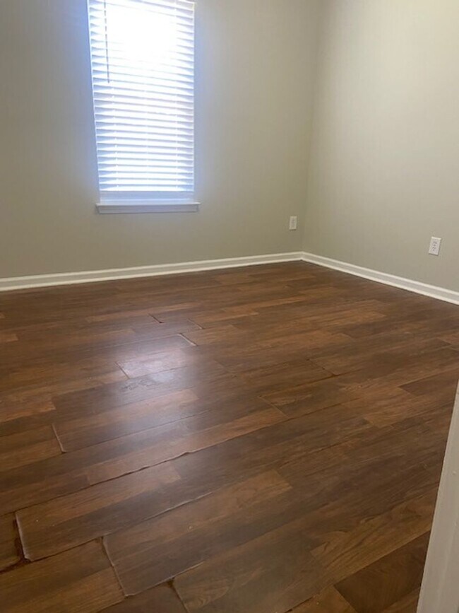 Building Photo - Spacious Town-home!