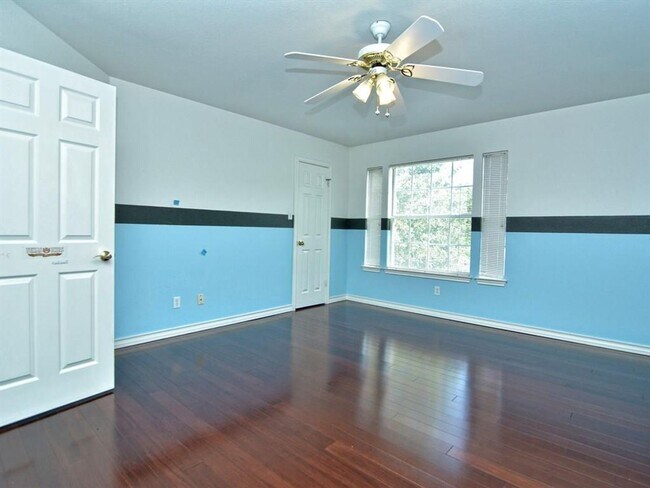 Building Photo - PRELEASING FOR BEGINNING OF JUNE! COME INTO YOUR OASIS!