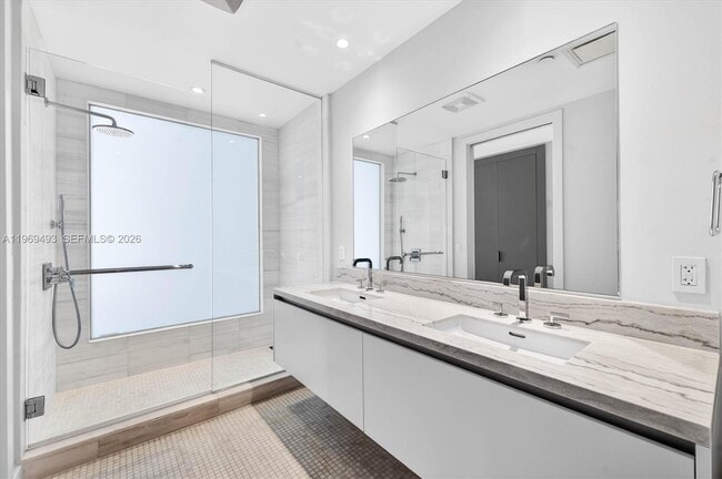 Building Photo - 700 NE 26th Terrace