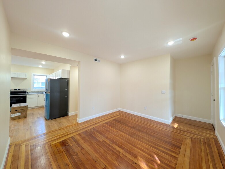 Building Photo - 5 Lowell Cir