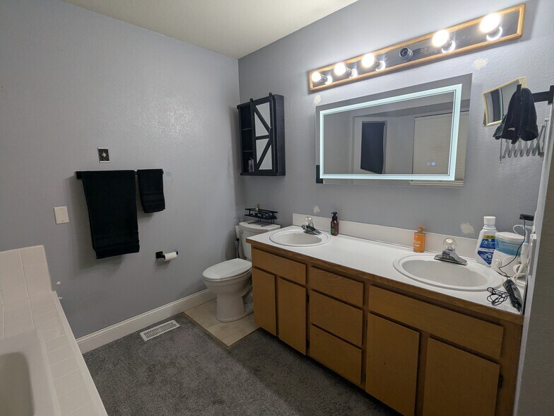 Building Photo - 24028 25th Ave S