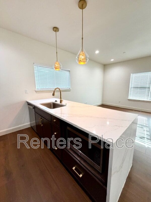 Building Photo - 1140 S Quincy Ave