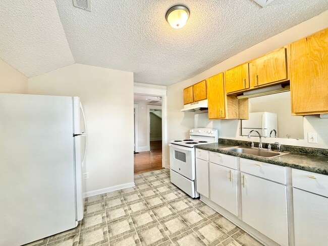 Building Photo - Adorable 2 Bedroom - Upstairs Unit Convenient to Downtown Greensboro & UNCG!