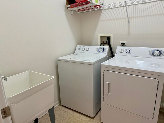 Building Photo - 455 W Wood St