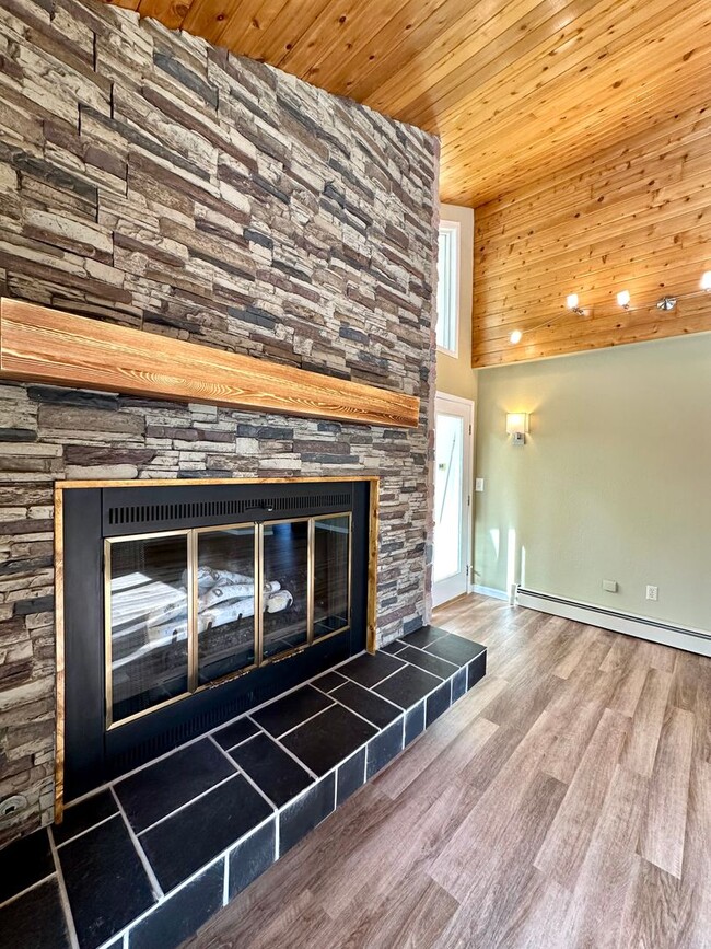 Building Photo - LIKE NEW REMODEL!