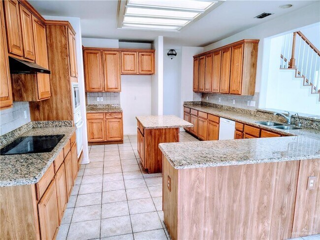 Building Photo - 3504 El Jardin St
