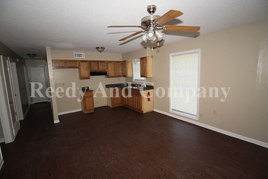 Building Photo - 5197 Chantilly Dr