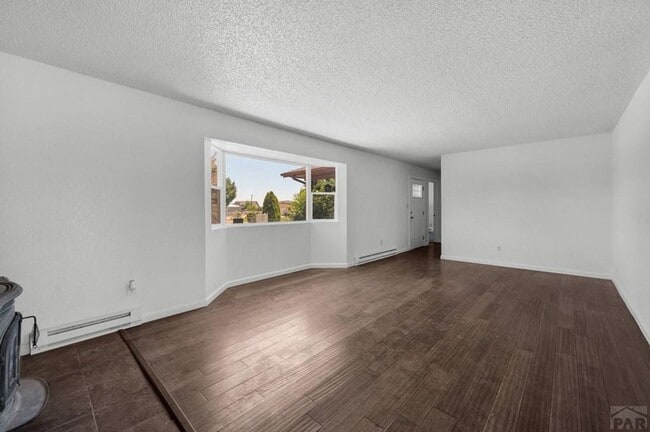 Building Photo - 981 Tamarack Cir