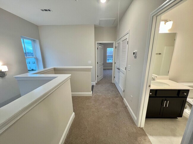 Building Photo - Like New 3 Bed, 4 Bath Townhome w/ 2 Car Garage