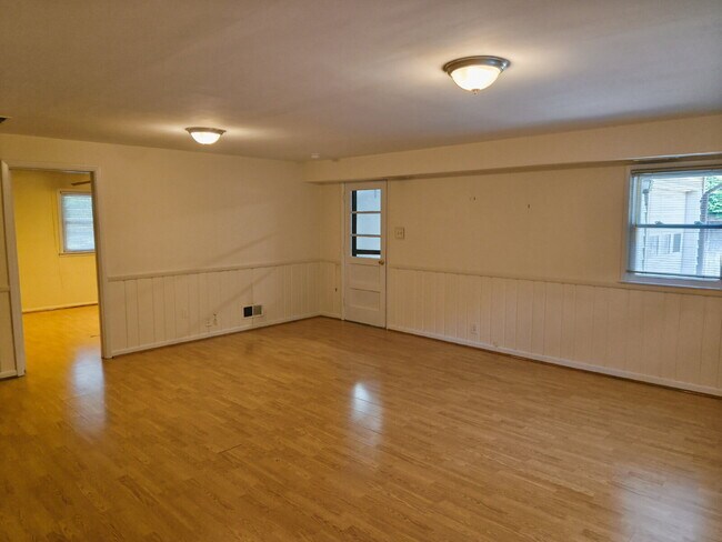Building Photo - Centrally Located McLean Home with Ample S...