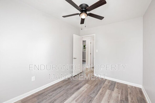 Building Photo - 4612 W Hillcrest Ave