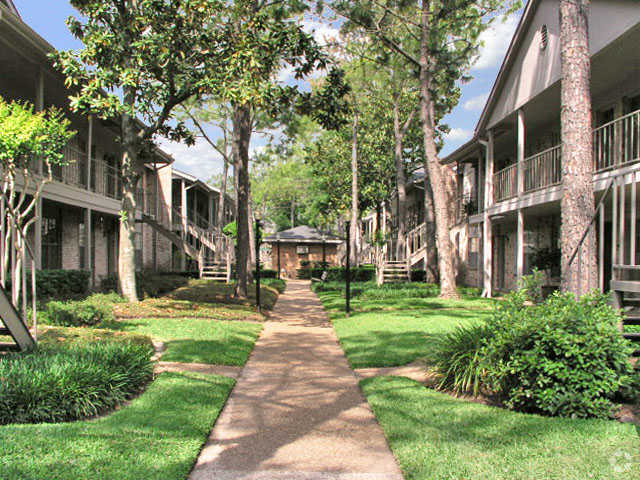 Court Yard - Memorial City Apartments