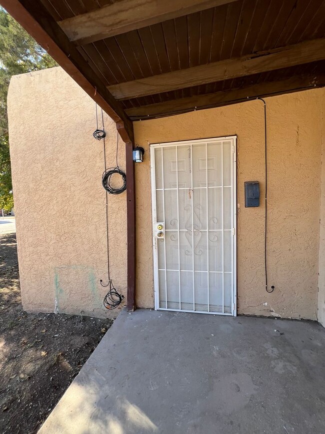 Building Photo - 1510 W Yucca Ave