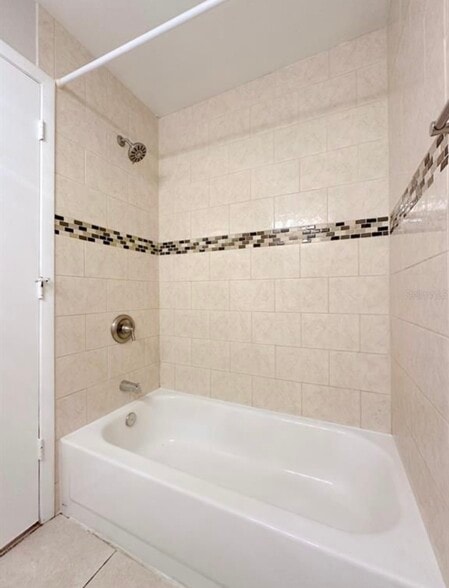 Building Photo - 7135 Parkside Villas Dr N