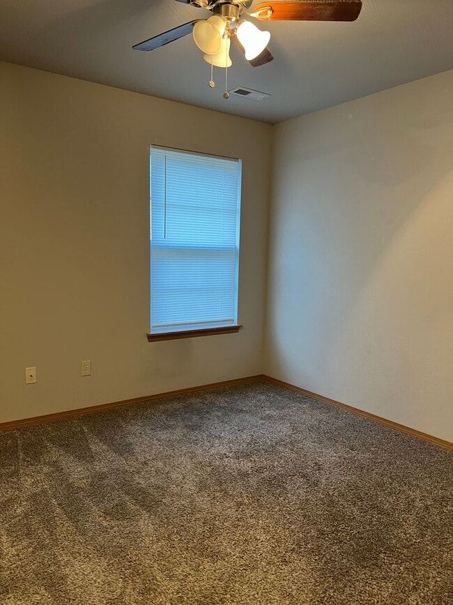 Building Photo - 3 bedroom, 2 bathroom, 2 car garage duplex in Republic