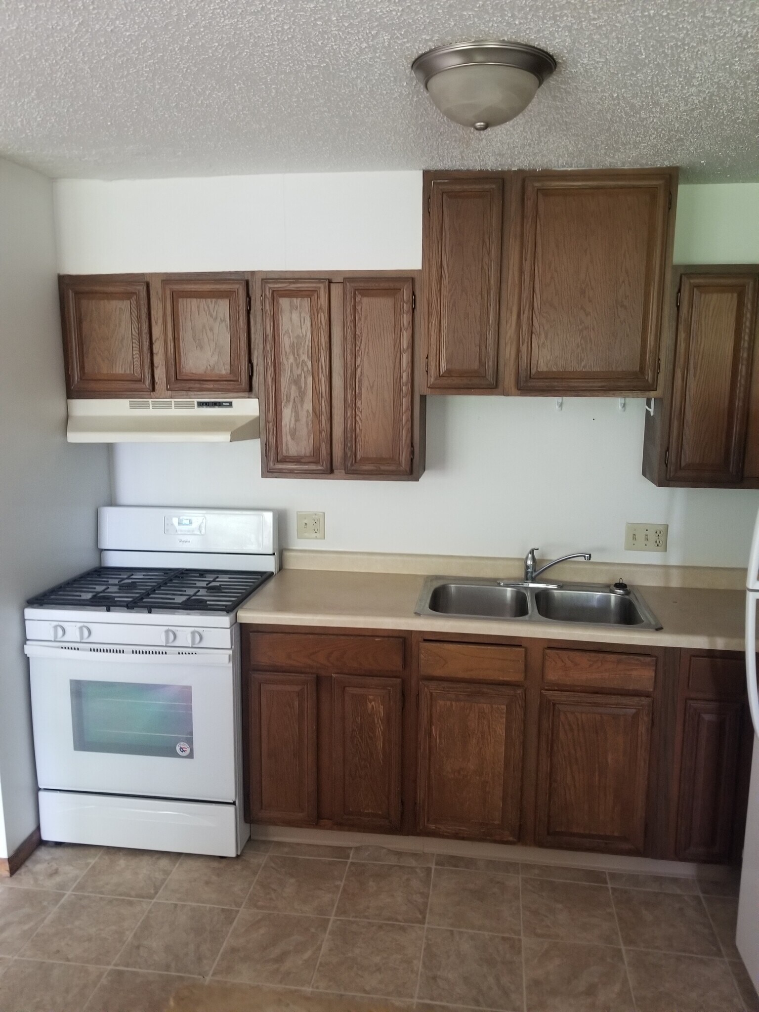 Building Photo - 1112 Oakview Dr