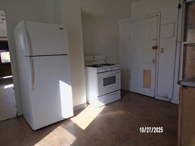 Building Photo - 814 E Main St