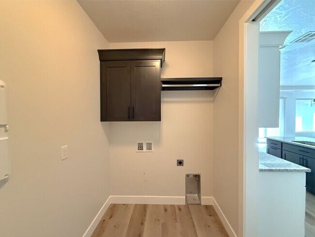 Building Photo - 3 bed, 2 bath home w/2 car garage