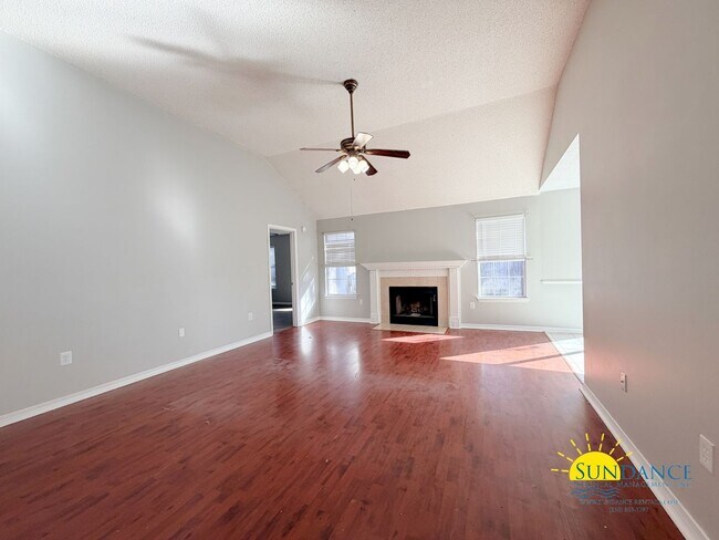 Building Photo - Stunning 3 Bedroom Home in Mary Esther!