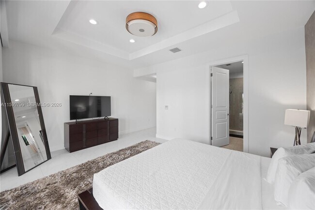 Building Photo - 513 Palm Dr