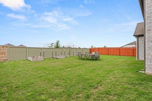 Building Photo - 372 Hollister Dr