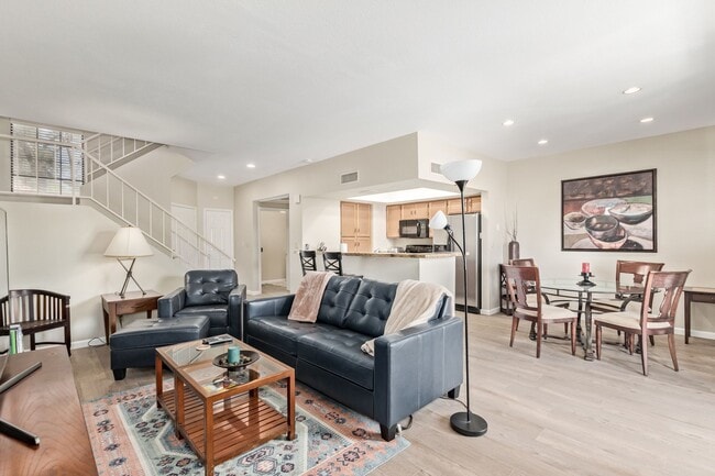 Building Photo - Charming 2-Bedroom Townhome in Scottsdale Racquet Club