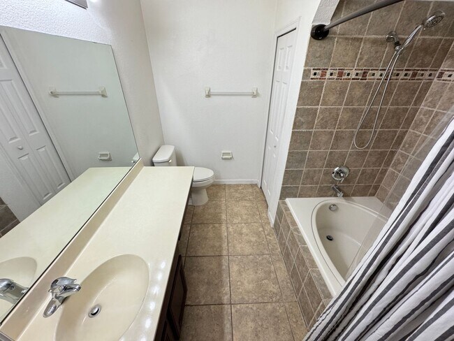 Building Photo - 5 Bedroom Townhome in Avalon Park! TESLA CHARGER INCLUDED!