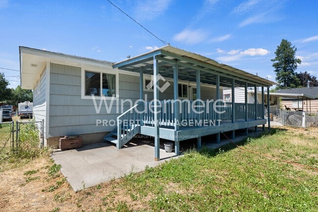Building Photo - Welcome to this charming 3-bedroom, 1-bath...