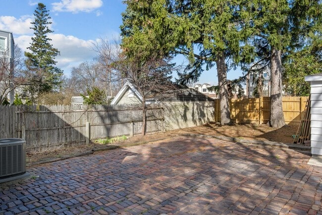 Building Photo - 823 Deerfield Rd