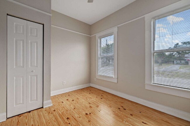 Building Photo - "Charming 2-Bedroom Bungalow in Tampa's Vibrant Heart – Cozy 796 Sq Ft Retreat!"