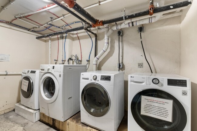 Building Photo - 447 Pavonia Ave