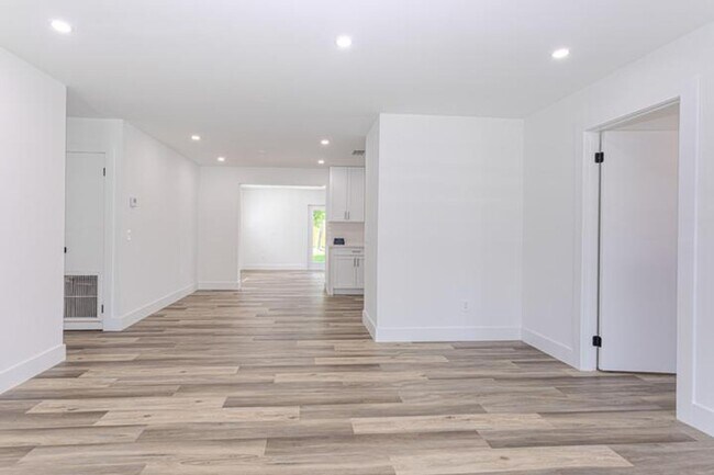 Building Photo - 1717 16th Ct N