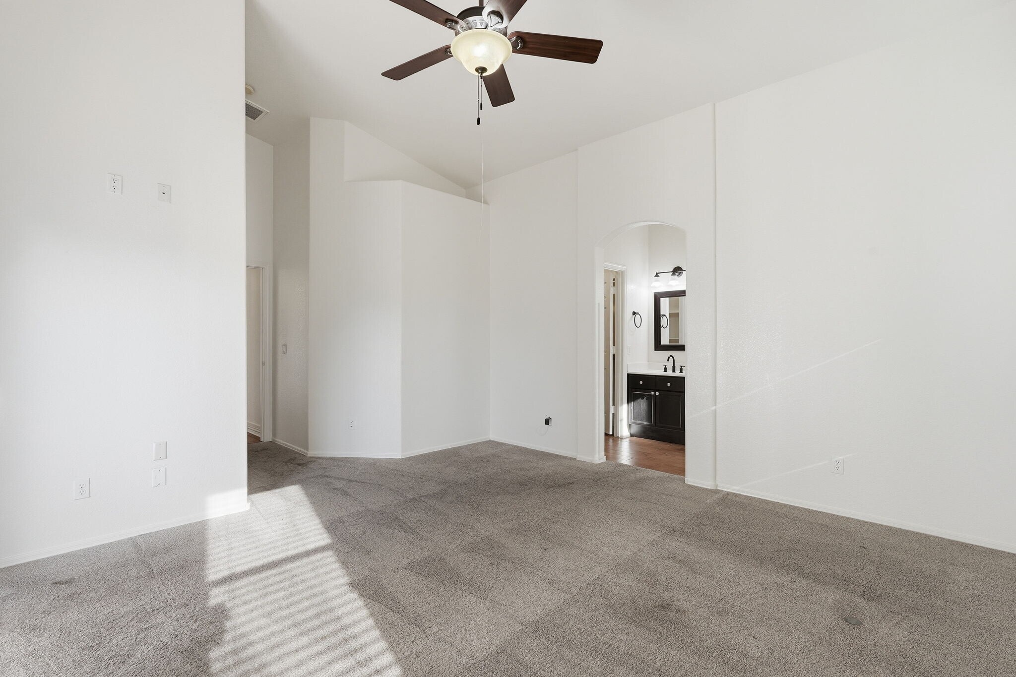 Building Photo - 2059 E Huron Ct