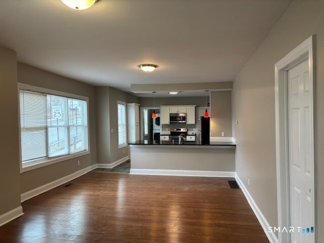 Building Photo - 161 Post Rd