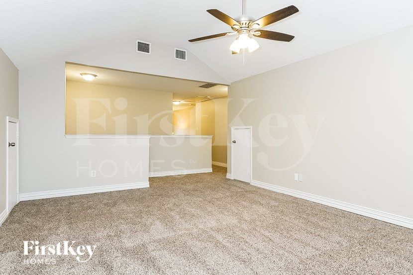 Building Photo - 401 Deer Lake Dr