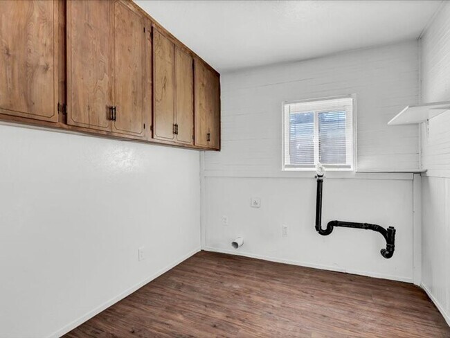 Building Photo - 333 E Ivy St