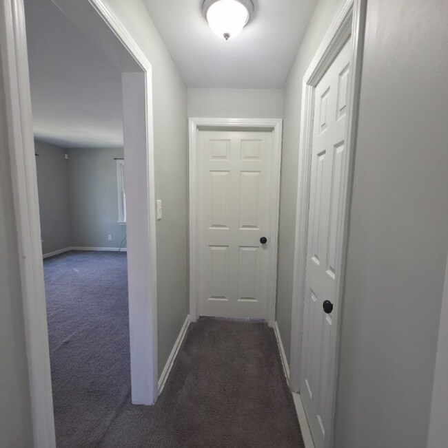 Building Photo - Single Family Home 3 beds 2 bath Available Now!